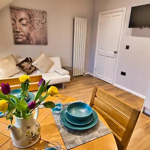 Modern & Cosy In The Heart Of The Historic Old Town Of Aberdeen, Free Wifi, Free Parking Apartment